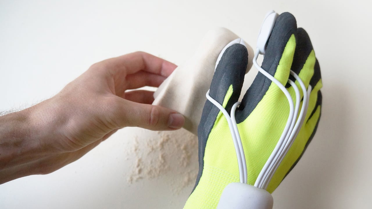 ELECTRIC HAPPARATUS GLOVE ENABLES WOOD AND SANDSTONE TO BE SCULPTED BY HAND